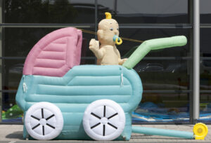 87-opblaasfiguren-kinderwagen-1